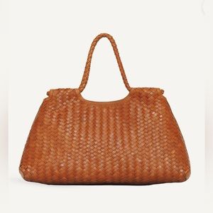 An everyday wear by BEMBIEN. The wide, angular shape dresses up any outfit.